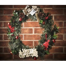 Венок из искусственной хвои с шишками, украшенный,  диаметр 50 см